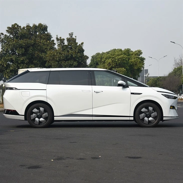 XPeng X9 2WD Long Range Electric MPV